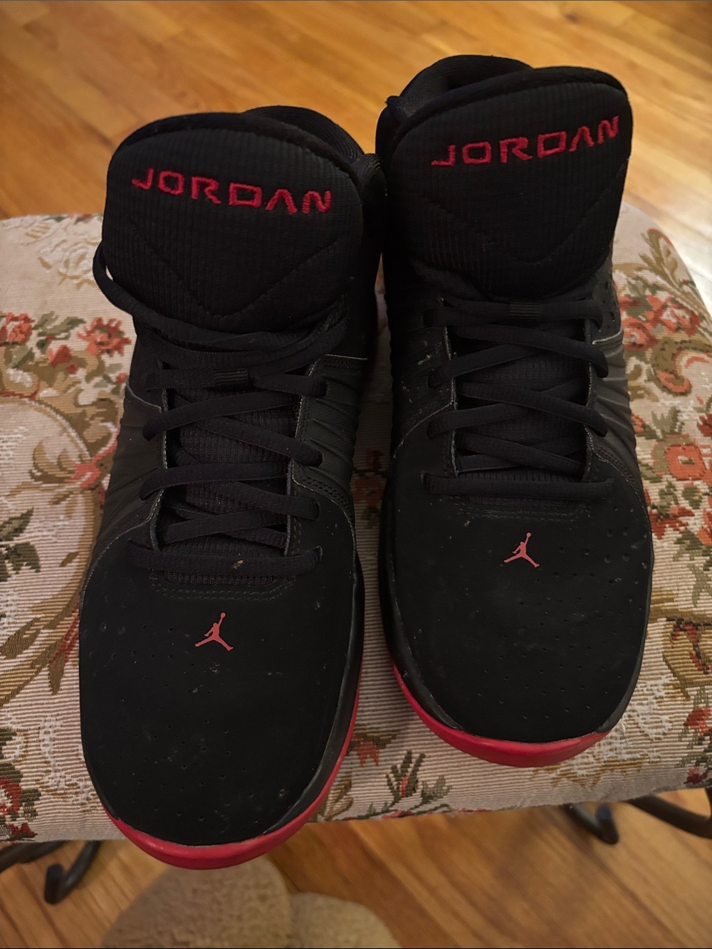 Jordan Menβs Black and Red High-Top Sneakers